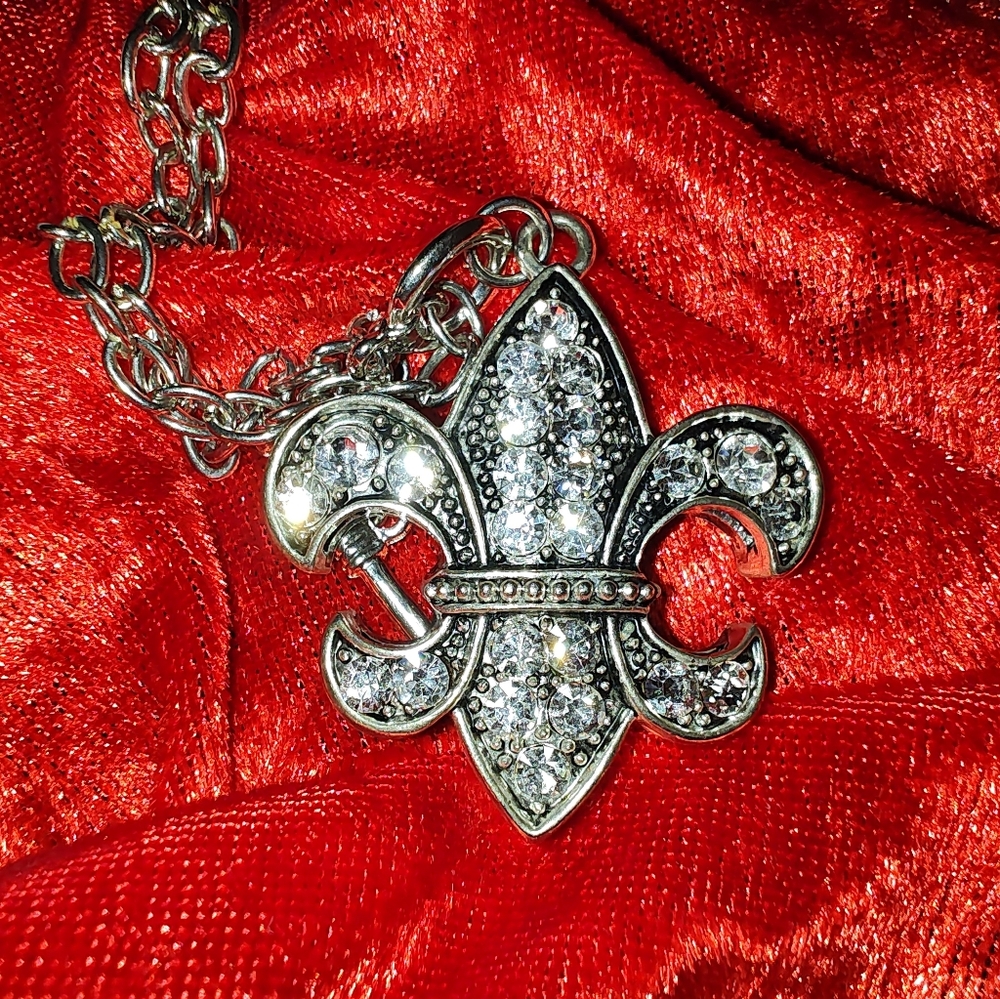 Vintage Silver Tone Fleur-de-Lis Pendant Necklace With Rhinestones